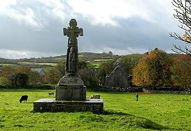 Hochkreuz und Kirchenruine in Dysert O'Dea